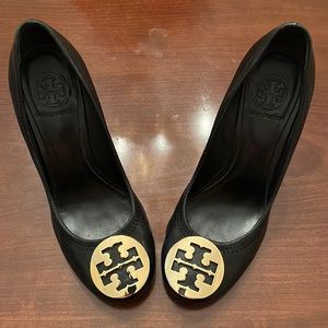 Tory Burch Sally Wedge in size 7M black with golf emblem.